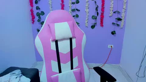bratz_evans online show from December 30, 12:42 pm