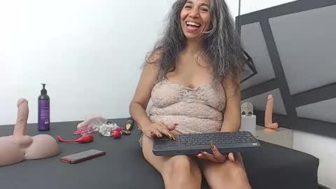 BRENDA VELASQUEZ online show from December 31, 5:51 pm