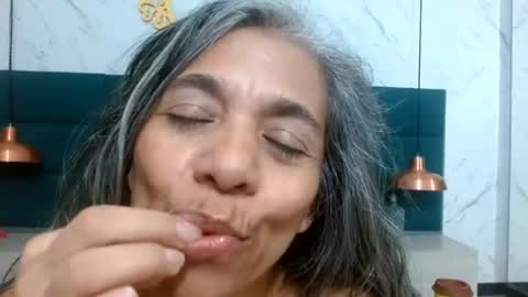 BRENDA VELASQUEZ online show from June 18, 8:13 pm