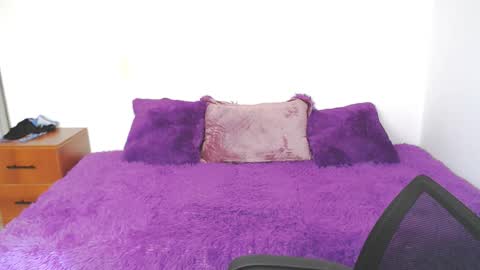Snapshot of brendasantos_77 chatting on October 21, 2:07 pm brendasantos_77 online show from October 21, 2:07 pm