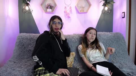Snapshot of briarandblair chatting on December 17, 2:00 pm briarandblair online show from December 17, 2:00 pm
