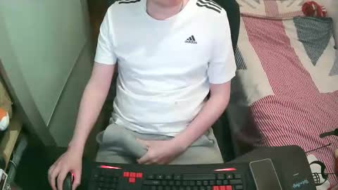 Snapshot of britishtom93 chatting on April 5, 11:46 pm British Tom online show from April 5, 11:46 pm