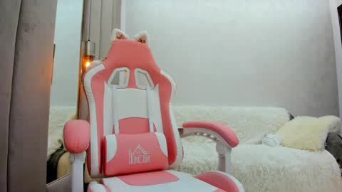 Snapshot of britney_charm chatting on May 17, 7:06 am britney_charm online show from May 17, 7:06 am