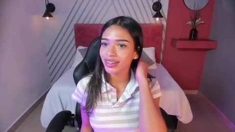 Snapshot of britney_collins_ chatting on June 6, 1:27 pm britney_collins_ online show from June 6, 1:27 pm