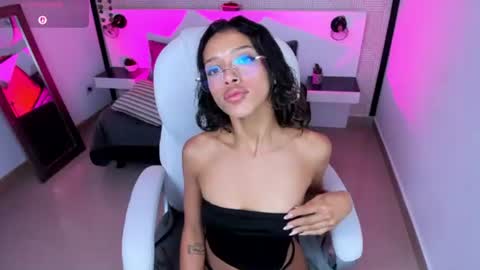 Snapshot of britney_collins_ chatting on June 11, 1:20 pm britney_collins_ online show from June 11, 1:20 pm