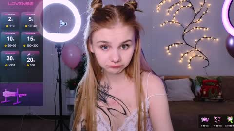 Snapshot of britney_lynch chatting on December 19, 8:23 pm Britney online show from December 19, 8:23 pm