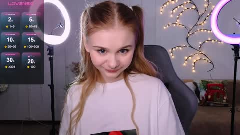 Snapshot of britney_lynch chatting on December 20, 8:45 pm Britney online show from December 20, 8:45 pm