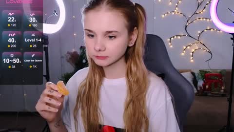 Snapshot of britney_lynch chatting on December 21, 2:52 am Britney online show from December 21, 2:52 am