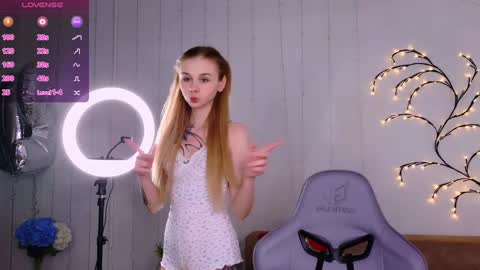 Snapshot of britney_lynch chatting on January 8, 8:39 pm Britney online show from January 8, 8:39 pm