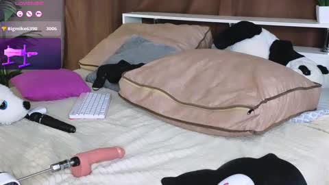 Snapshot of britney_lynch chatting on February 27, 3:25 am Britney online show from February 27, 3:25 am