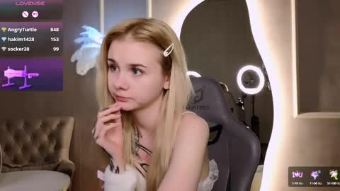 Snapshot of britney_lynch chatting on March 3, 12:37 am Britney online show from March 3, 12:37 am