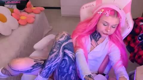 Snapshot of britney_lynch chatting on October 27, 12:47 am Britney online show from October 27, 12:47 am