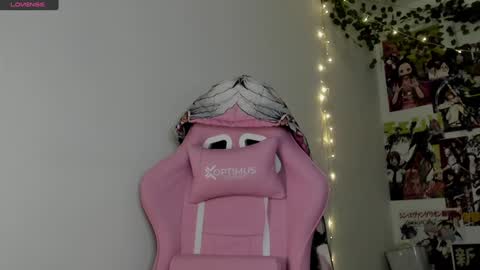 Snapshot of brittany_bubbles chatting on December 19, 10:53 pm maru miaw Please help me to reach 100 thumbs up online show from December 19, 10:53 pm