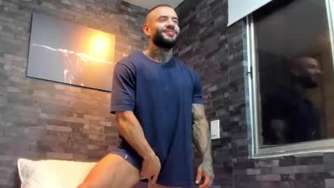 Snapshot of brucedallas chatting on October 30, 1:07 am brucedallas online show from October 30, 1:07 am