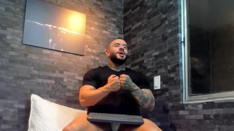 Snapshot of brucedallas chatting on December 2, 12:05 am brucedallas online show from December 2, 12:05 am