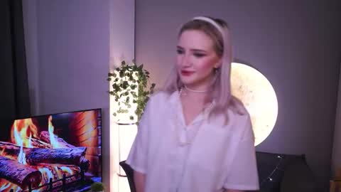 Snapshot of brunaalcorn chatting on December 4, 8:28 pm Doris online show from December 4, 8:28 pm