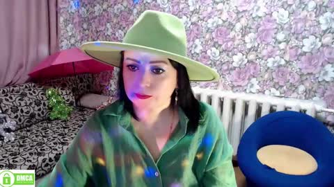 Snapshot of brunette7786 chatting on December 28, 9:51 pm Julia online show from December 28, 9:51 pm