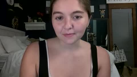 Snapshot of brunettebaby040 chatting on September 9, 2:33 am brunettebaby040 online show from September 9, 2:33 am