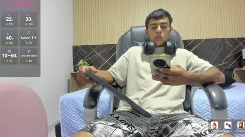 Snapshot of bruno_fox_ chatting on June 8, 7:36 pm Bruno online show from June 8, 7:36 pm
