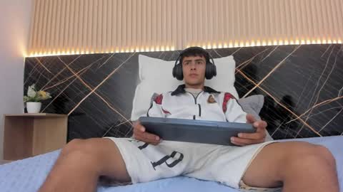 Snapshot of bruno_fox_ chatting on June 9, 7:25 pm Bruno online show from June 9, 7:25 pm