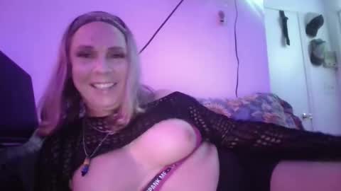 Snapshot of brusedknees4u chatting on December 15, 6:28 am Summer Cumins online show from December 15, 6:28 am