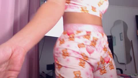 Snapshot of bubblegumm903732 chatting on June 17, 9:27 pm Valery Restrepo online show from June 17, 9:27 pm