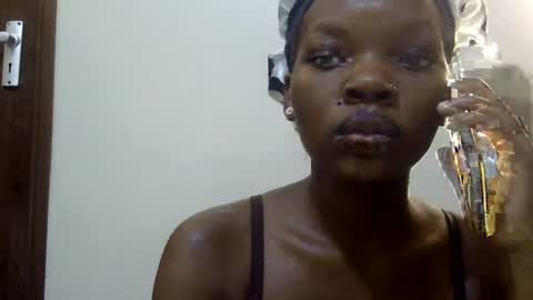 Snapshot of bubblyebony_01 chatting on June 15, 10:39 am Lucy online show from June 15, 10:39 am
