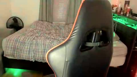 buffsexyman24 online show from March 2, 3:56 am