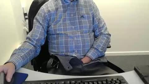 Snapshot of buggemann chatting on November 5, 4:23 am buggemann online show from November 5, 4:23 am