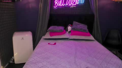 Snapshot of bull_vixen2001 chatting on September 18, 12:07 pm Bunny and The Rock online show from September 18, 12:07 pm