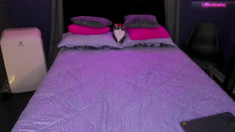 Snapshot of bull_vixen2001 chatting on October 16, 11:17 pm Bunny and The Rock online show from October 16, 11:17 pm