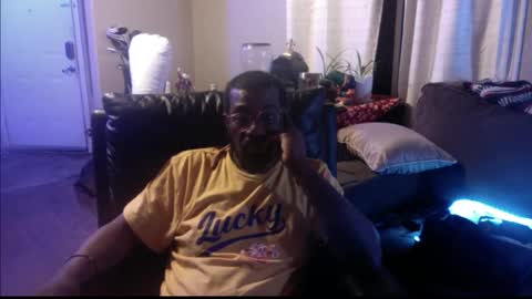 Snapshot of bungalowentertainment chatting on December 3, 3:03 am Bungalow Entertainment online show from December 3, 3:03 am