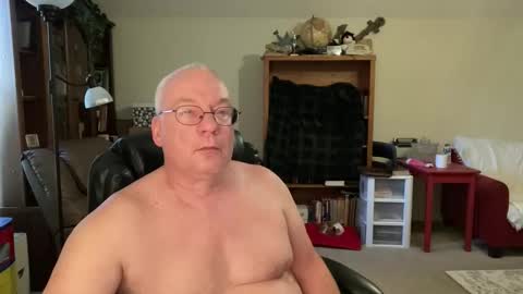 bustyballs100 online show from December 5, 8:38 pm