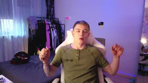 Snapshot of c10h15on chatting on March 31, 10:04 am c10h15on online show from March 31, 10:04 am