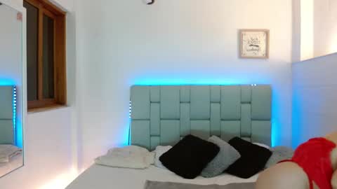 Snapshot of cailyn_briona chatting on December 2, 1:33 am Cailyn Independent model online show from December 2, 1:33 am