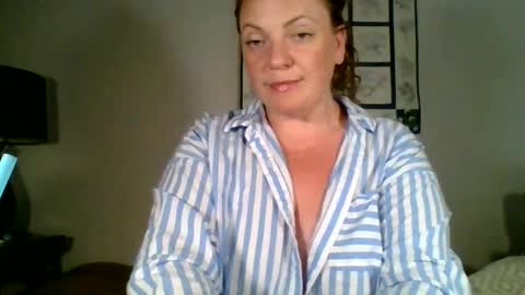 Snapshot of caitieluvs chatting on June 8, 2:12 am caitieluvs online show from June 8, 2:12 am