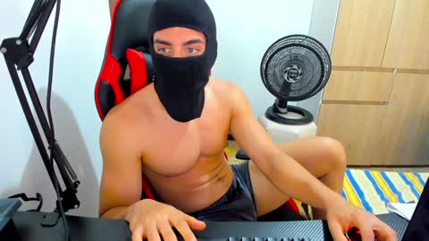Snapshot of calihotcaliente27 chatting on January 14, 2:43 pm calihotcaliente27 online show from January 14, 2:43 pm