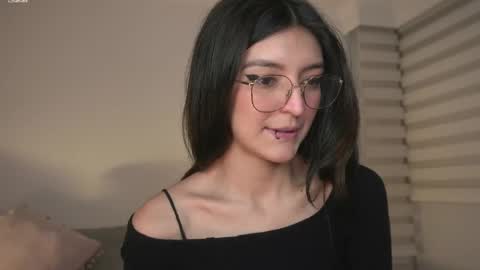 Snapshot of call_me_rosie chatting on April 18, 2:37 am online show from April 18, 2:37 am