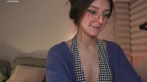 Snapshot of call_me_rosie chatting on May 9, 1:44 am online show from May 9, 1:44 am