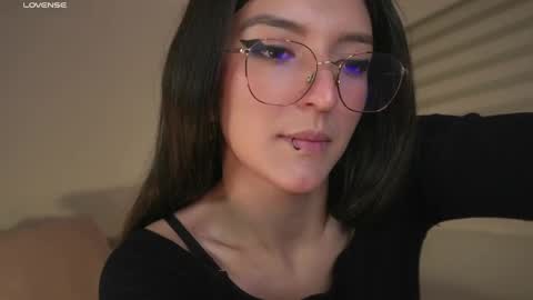 Snapshot of call_me_rosie chatting on May 28, 11:46 pm online show from May 28, 11:46 pm