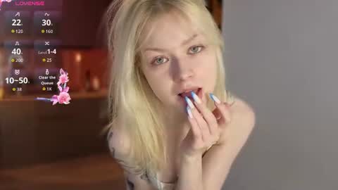 Snapshot of callista_a chatting on June 16, 2:36 am Robin online show from June 16, 2:36 am