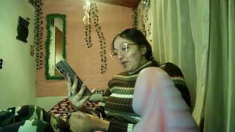Snapshot of callme_lolas chatting on April 21, 1:42 am paula online show from April 21, 1:42 am