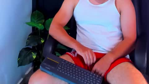 Snapshot of camara110 chatting on December 6, 1:29 am camara110 online show from December 6, 1:29 am
