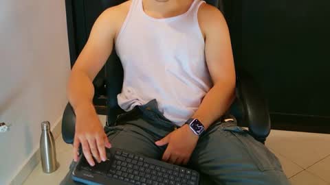 Snapshot of camara110 chatting on January 24, 12:52 am camara110 online show from January 24, 12:52 am