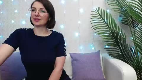 Snapshot of camelia_lillie chatting on May 15, 11:23 pm camelia_lillie online show from May 15, 11:23 pm