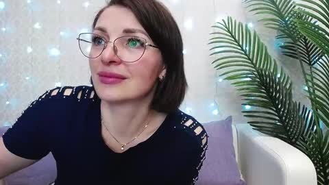 Snapshot of camelia_lillie chatting on May 15, 11:56 pm camelia_lillie online show from May 15, 11:56 pm