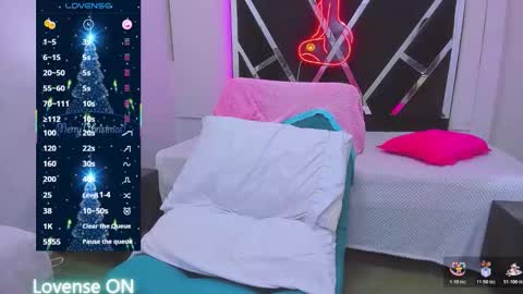 Snapshot of cami_sophia chatting on December 14, 3:06 pm sophia online show from December 14, 3:06 pm