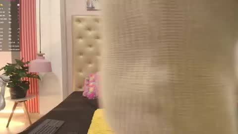 Snapshot of camii_raux chatting on December 2, 1:55 am CA M I online show from December 2, 1:55 am