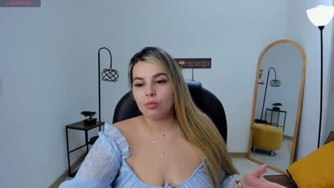 Snapshot of camiilaa1 chatting on December 7, 12:08 am Camila online show from December 7, 12:08 am