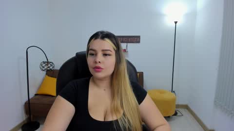 Snapshot of camiilaa1 chatting on February 10, 4:19 am Camila online show from February 10, 4:19 am